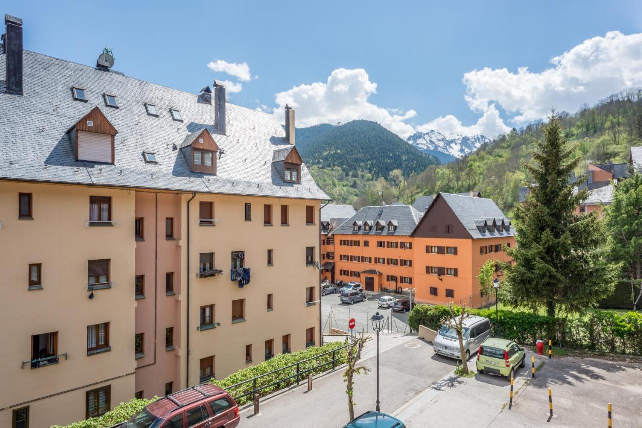 Pirenne Apartament *