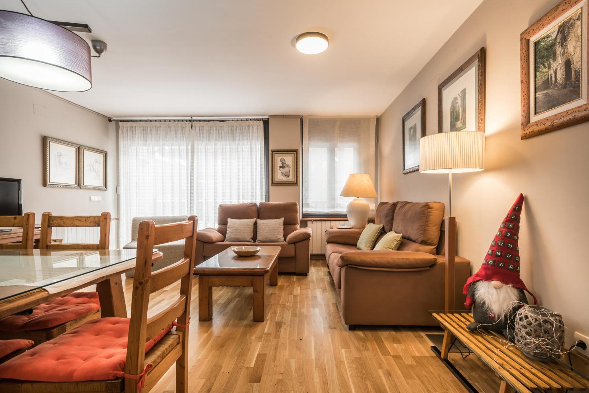 Pirenne Apartament *
